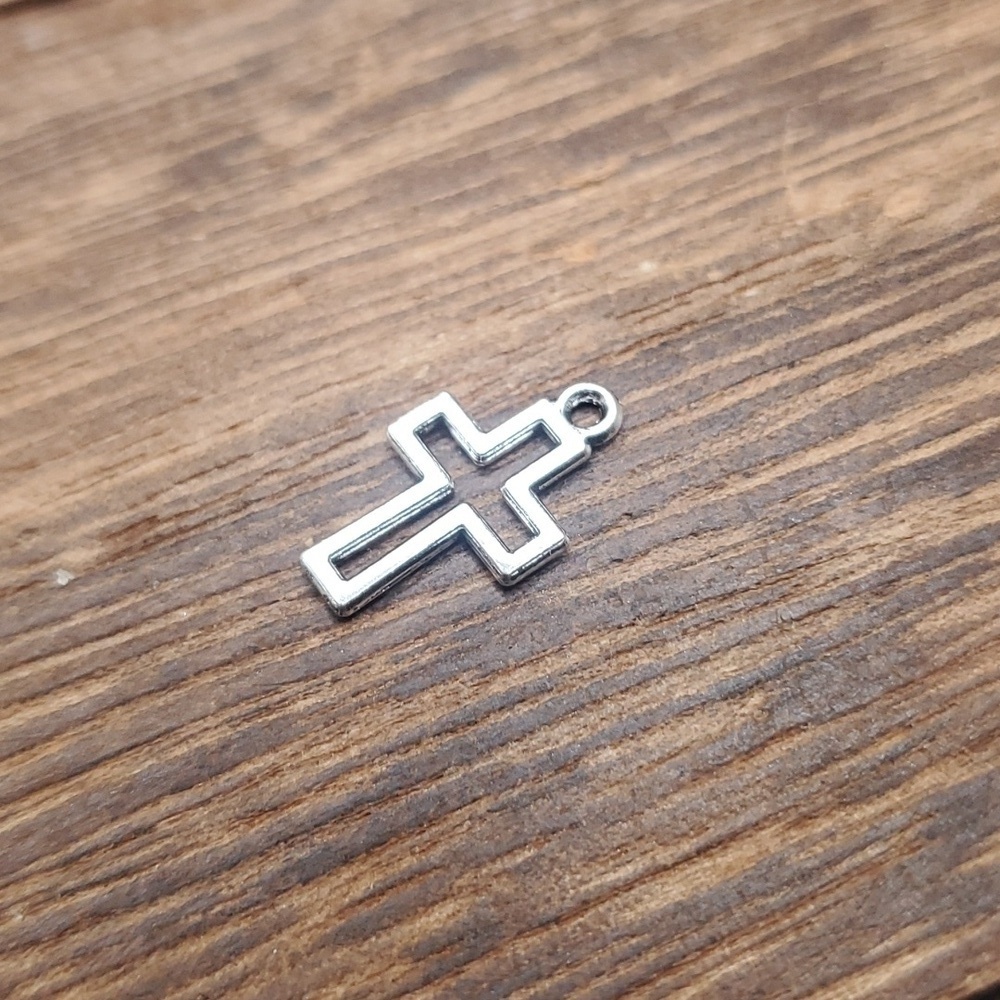 P135 openwork‎ cross pendant